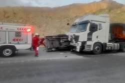 حادثه رانندگی مرگبار در محور خاوران به سروستان؛ برخورد تریلی و مزدا دو کشته برجای گذاشت