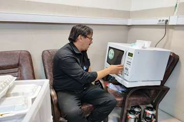 کاروان درمانی دانشگاه علوم پزشکی جهرم در شب های قدر به زائرین امام رضا (ع) خدمات رسانی کردند 