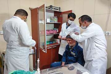 کاروان درمانی دانشگاه علوم پزشکی جهرم در شب های قدر به زائرین امام رضا (ع) خدمات رسانی کردند 