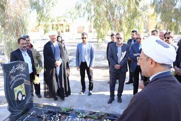 در دهه مبارک فجر گلزار شهدای مطهر رضوان و فردوس گلباران و عطرافشانی شد