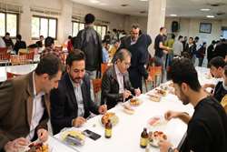  از اهدای گل نرگس تا گفتگوی بی‌واسطه پای سفره ناهار؛ دیدار صمیمی مسئولین با دانشجویان