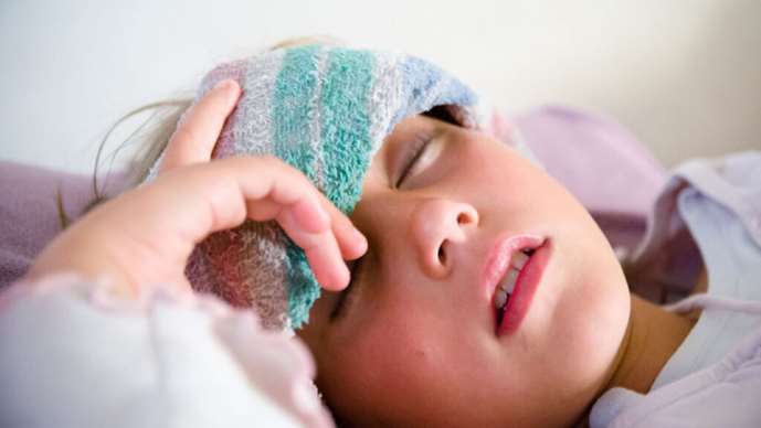 هشدار یک نورولوژیست کودکان: دوش آب سرد، کودک تب‌دار را وارد شوک می‌کند